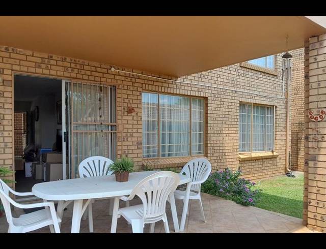 2 BEDROOM TOWNHOUSE FOR SALE IN MAGALIESKRUIN